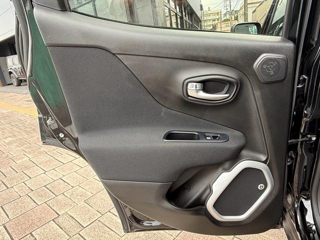 ジープ・レネゲード ロンジチュード　ＬＥＤヘッドランプ／クルーズコントロール／盗難防止システム／バックカメラ／純正Ｕコネクトディスプレイオーディオ／キーレスエントリー／ＥＴＣ付／ＵＳＢ入力端子／Ｂｌｕｅｔｏｏｔｈ／走行距離４３２００ｋｍ（68枚目）