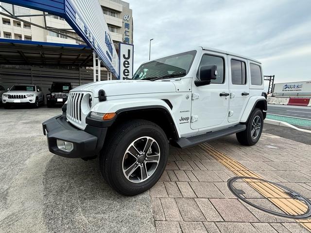 ラングラーが入庫いたしました。グレードはサハラです。ボディーカラーは人気のブライトホワイトクリアコートがご案内可能です！