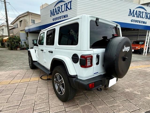 セブンスロットグリル・台形のホイルアーチとＪｅｅｐの伝統を色濃く受け継ぐお車です。丸型ヘッドライトがラングラーの特徴です。