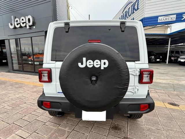 リアデザインも無骨なデザインで存在感があります。背面タイヤを装備しており、迫力あるデザインとなります。