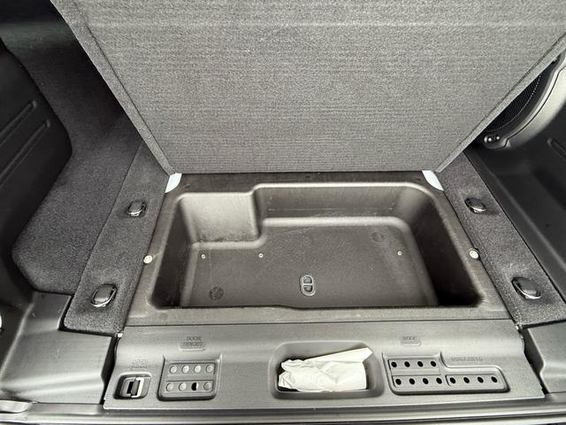 ラゲッジスペース下の収納も広く使用できますので使い勝手が良いお車です。