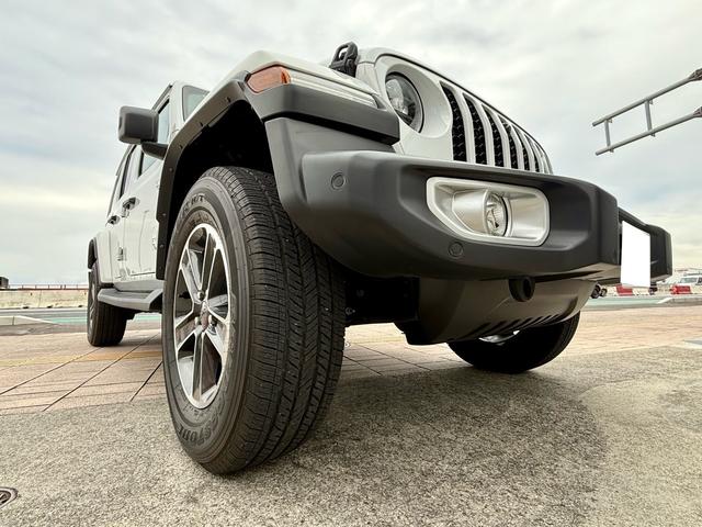 コーナーセンサーが装備されておりますので、コーナー部分に取り付けられたセンサーで障害物との距離を感知し安心です。