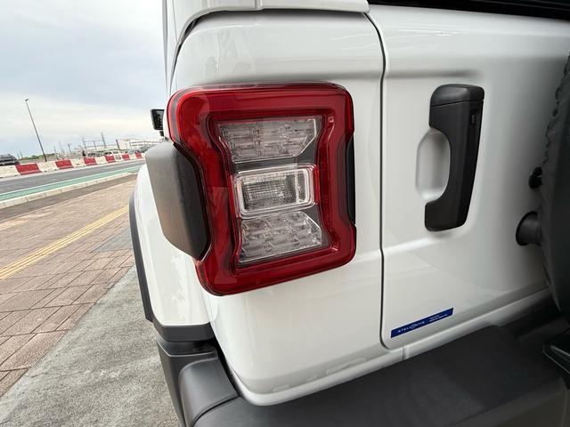 ブレーキアシスト機能装備ですので、急ブレーキなどの強いブレーキが必要な際に踏み込み力を補助しブレーキ力を増す装置です。