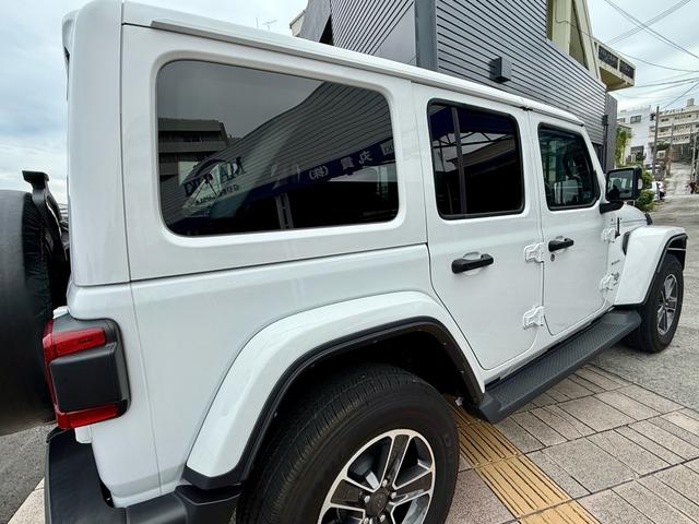 プライバシーガラスですので透過性を下げ、見えにくくする事によりプライバシーを守り安心してお乗りいただけます。