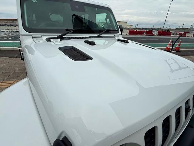 力強いデザインのボンネットフードがＪｅｅｐらしさを際立たせています。フロントからの迫力ある印象が魅力です。