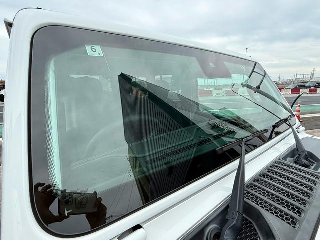 フロントガラスはクリアで視界も良好。目立つ傷もなく安心してお乗りいただけます。