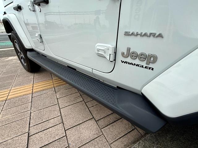 乗り降りをサポートしてくれるサイドステップ付き！高さのあるラングラーでもスムーズに乗車でき、実用性とスタイルを両立