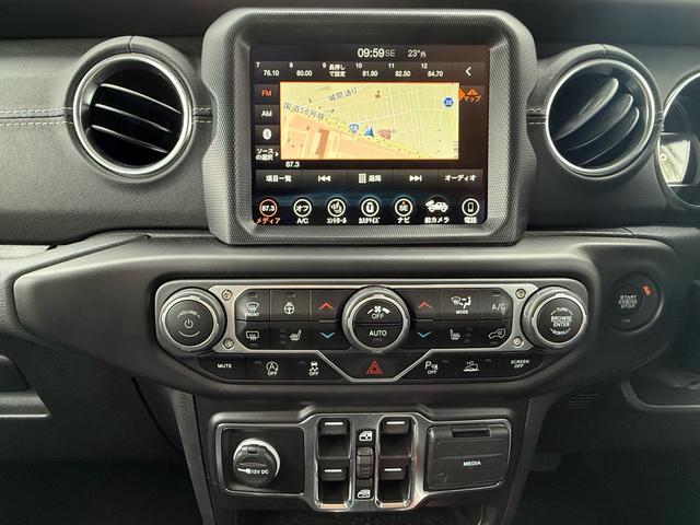 インパネスイッチ類は手の届きやすい場所で簡単操作ができる空調付き！オールシーズンお好みの温度調整が可能です。