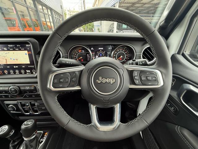 Ｊｅｅｐロゴ入りステアリングです。本革巻きステアリングですので、高級感があり触り心地もよく快適に運転が楽しめます！