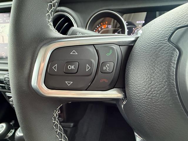 メーターのマルチビューディスプレイの操作等をステアリングで簡単に行えます。