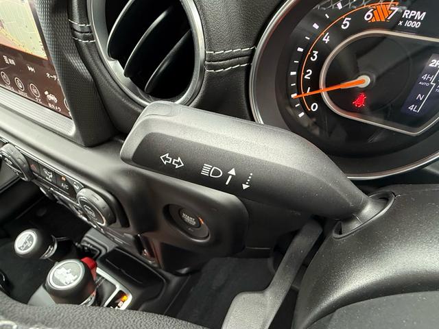 ターンシグナルスイッチです。手元で旋回の方向に合わせてターンシグナルランプを点灯させます。