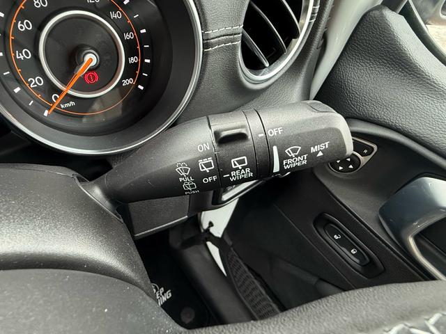 ワイパーウォッシャースイッチです。手元の操作で雨の日でも安心してお乗りいただけます。