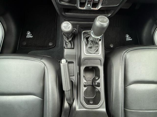 シフトレバー周りになります。レバーの操作性も良好です。