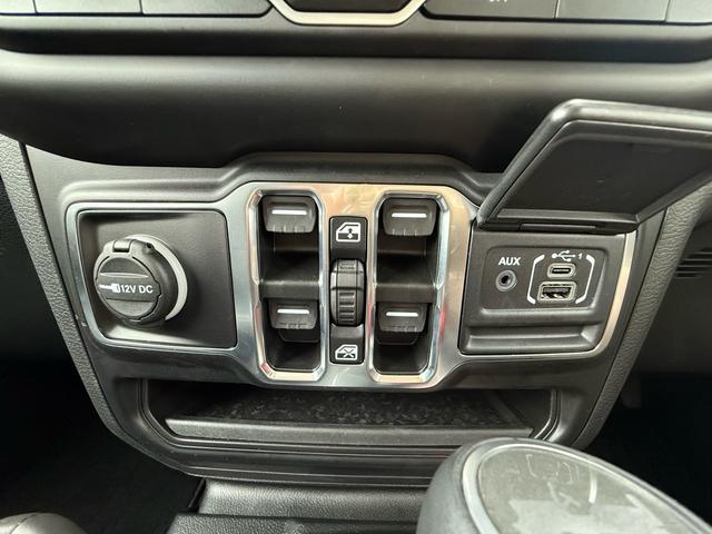 ＵＳＢ入力端子を装備しており、スマートフォン充電や音楽再生もスムーズで、快適なドライブをサポートします。