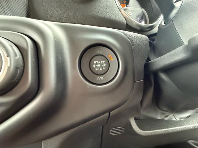 エンジン始動・停止はボタンを押すだけです。キーを所持しているだけで施錠・開錠からエンジン始動・停止が可能です！
