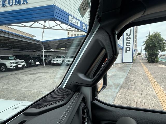 クラブハンドルが設置されておりますので、乗り降りの補助や悪走行中の姿勢保持にも便利で安心です。