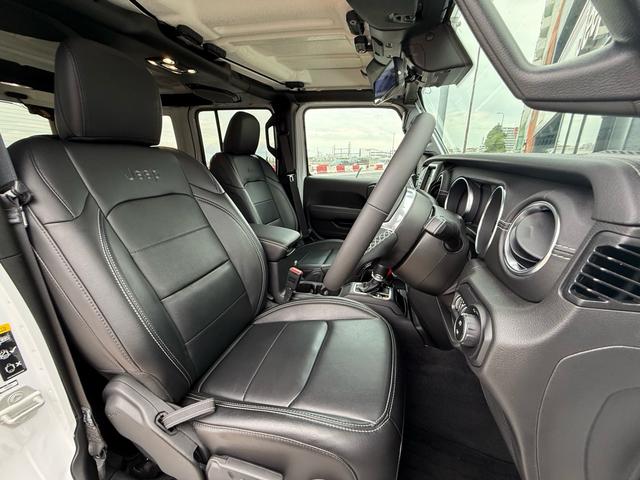 運転席の広さも十分ございます！走行中の操作もスムーズで、長距離ドライブも快適です。