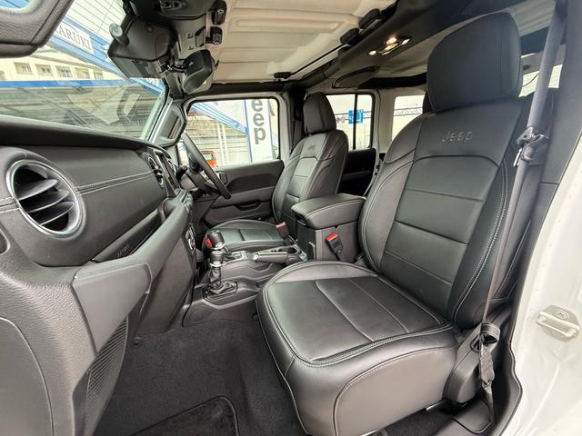 助手席側です。足元も広く長距離移動のドライブも快適にお過ごしいただけます。