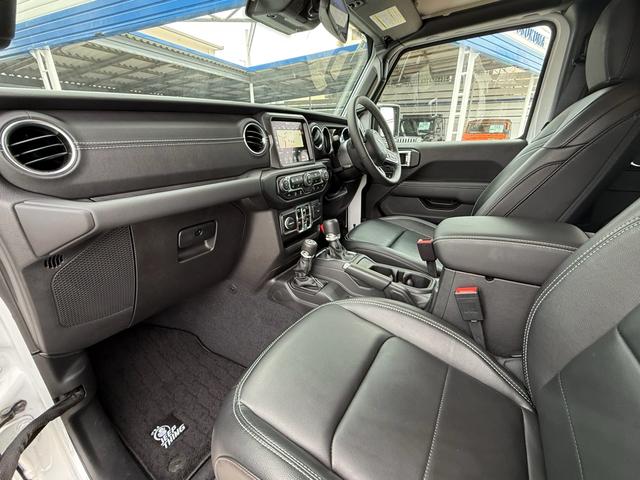 パワーシートですので前後位置・高低・傾きを無段階で調整でき細かい調整もスイッチ一つで操作できます。