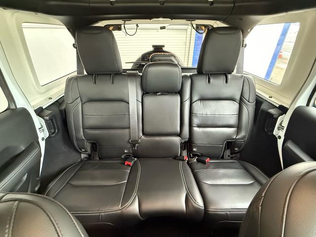 後部座席はゆったりと広々としておりますので、足元も伸ばせて快適にドライブを楽しんでいただけます。