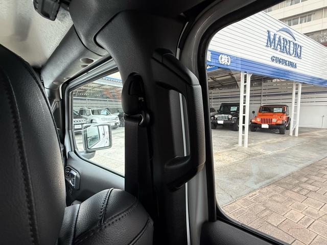 後部座席側にもクラブハンドルが設置されておりますので、乗り降りの補助や悪走行中の姿勢保持にも便利で安心です。