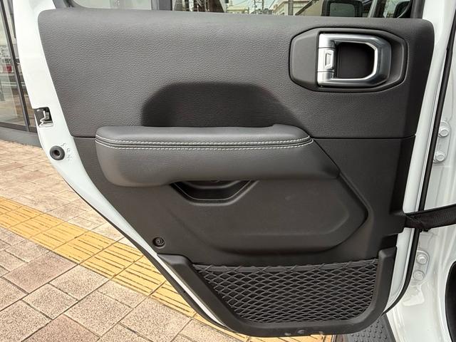 走行距離は５３００ｋｍで安心してお乗りいただけます。長さ４８７ｃｍ幅１８９ｃｍ高さ１８４ｃｍ