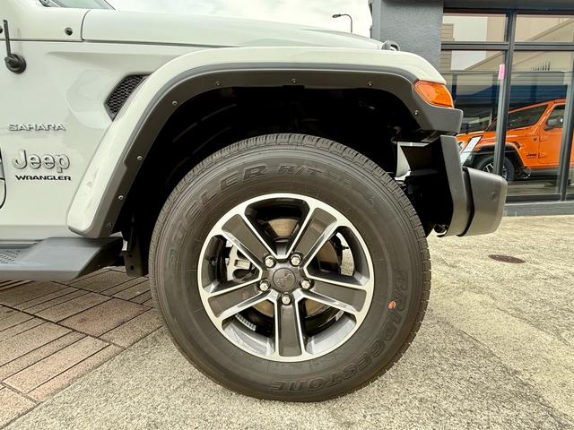 Ｊｅｅｐらしい力強い足元のデザイン！乗り心地と安定感を両立した、バランスの良い全体的にきれいな足回りです。