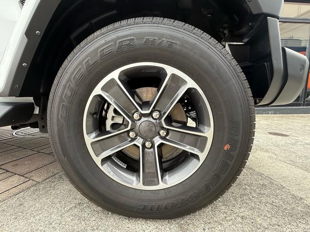 １８インチアルミホイールです。足元から上質さを引き立てる仕様となっております。