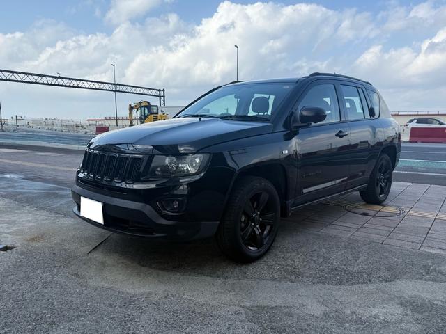 人気のコンパスが入庫いたしました。グレードはアルティテュードスポーツです。ボディーカラーはブラッククリアコートがご案内可能です！