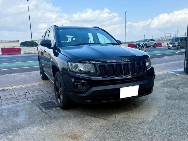 セブンスロットグリル・台形のホイルアーチとＪｅｅｐの伝統を色濃く受け継ぐお車です。丸型ヘッドライトがラングラーの特徴です