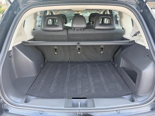 後部座席を倒さなくともこの広さのラゲッジスペースを確保しておりますので、ショッピングやアウトドアにも心強いお車です！