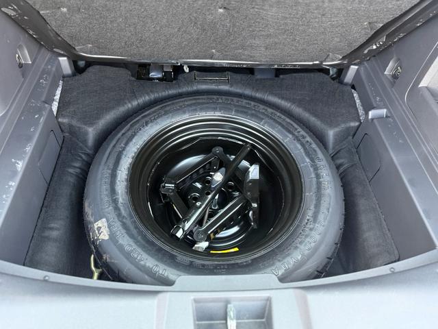 ラゲッジスペース下の収納にはスペアタイヤが保管されておりますので安心です。