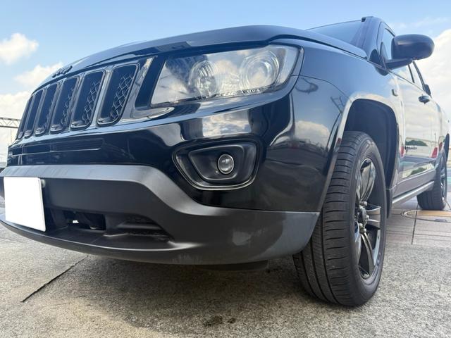 力強い印象を与えるフロントバンパーはＪｅｅｐらしいワイルドなデザインで、存在感と走破性を両立しています。