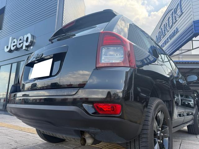 コンパスならではの重厚感あるリアデザイン！力強いラインと立体的なテールランプが印象的な後ろ姿です。