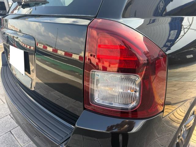 コンパスならではの重厚感あるリアデザイン！力強いラインと立体的なテールランプが印象的な後ろ姿です。