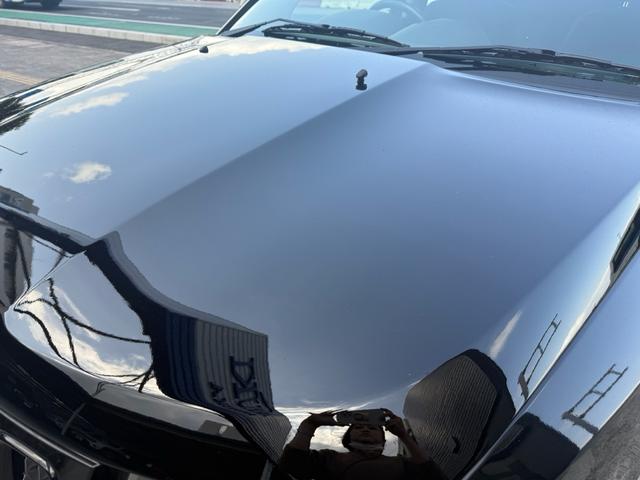 力強いデザインのボンネットフードがＪｅｅｐらしさを際立たせています。フロントからの迫力ある印象が魅力です。