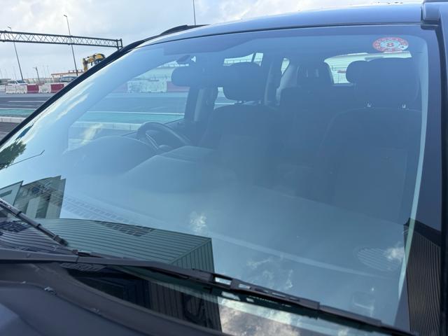 フロントガラスはクリアで視界も良好。目立つ傷もなく安心してお乗りいただけます。