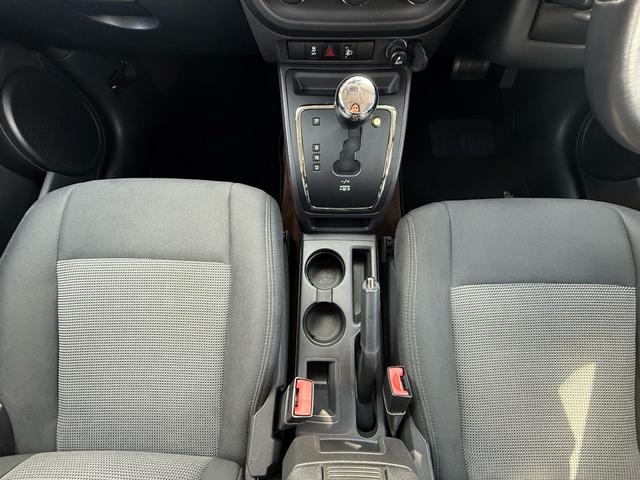 シフトレバー周りになります。レバーの操作性も良好です。