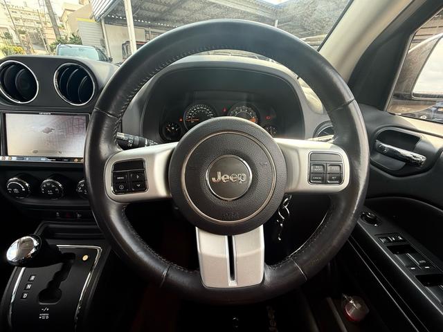 Ｊｅｅｐロゴ入りステアリング！本革巻きステアリングですので、高級感があり触り心地もよく快適に運転が楽しめます。