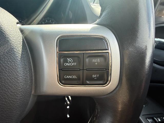 クルーズコントロールになります。高速道路や自動車専用道路等にて、定速巡航が可能となる便利な機能です。