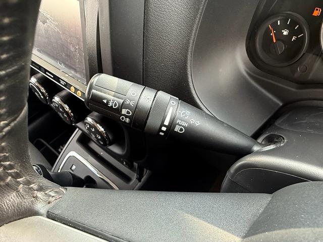 ターンシグナルスイッチです。手元で旋回の方向に合わせてターンシグナルランプを点灯させます。