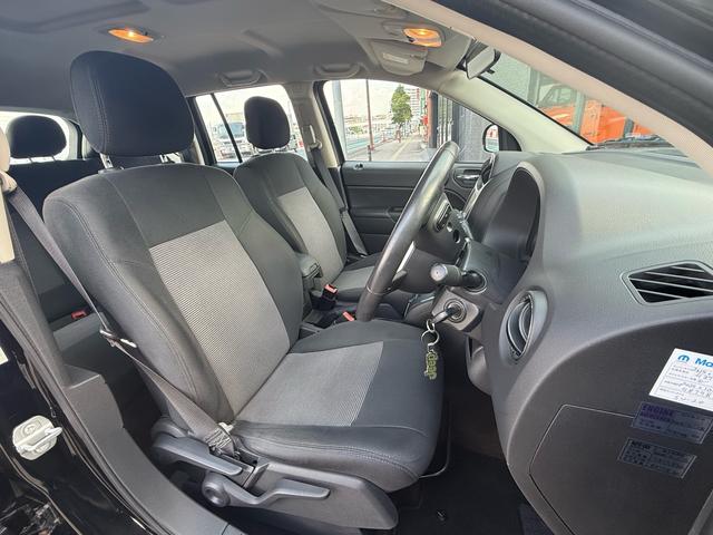 運転席の広さも十分ございます！走行中の操作もスムーズで、長距離ドライブも快適です。
