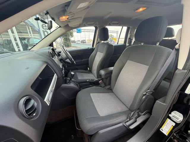 助手席側です。足元も広く長距離移動のドライブも快適にお過ごしいただけます。