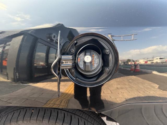 フューエルリッドは後方左側になります。Ｊｅｅｐらしい無骨なデザインのガソリン口を採用。