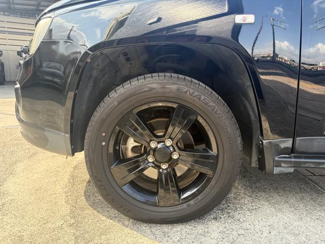 Ｊｅｅｐらしい力強い足元のデザイン！乗り心地と安定感を両立した、バランスの良い全体的にきれいな足回りです。