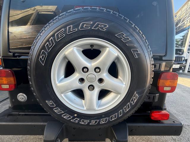 リアデザインも無骨なデザインで存在感があります。背面タイヤを装備しており、迫力あるデザインとなります。