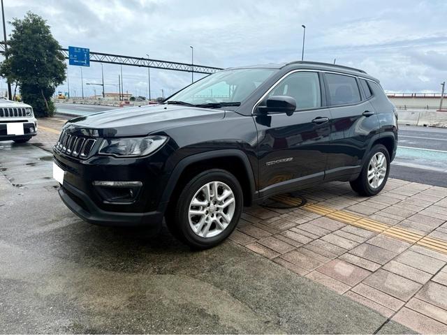 Ｊｅｅｐコンパスが入庫いたしました。グレードはリミテッドです。ボディーカラーは人気のブリリアントブラッククリスタルパールコートがご案内で可能です！