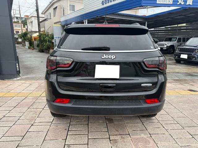 コンパスならではの重厚感あるリアデザイン！力強いラインと立体的なテールランプが印象的な後ろ姿です。