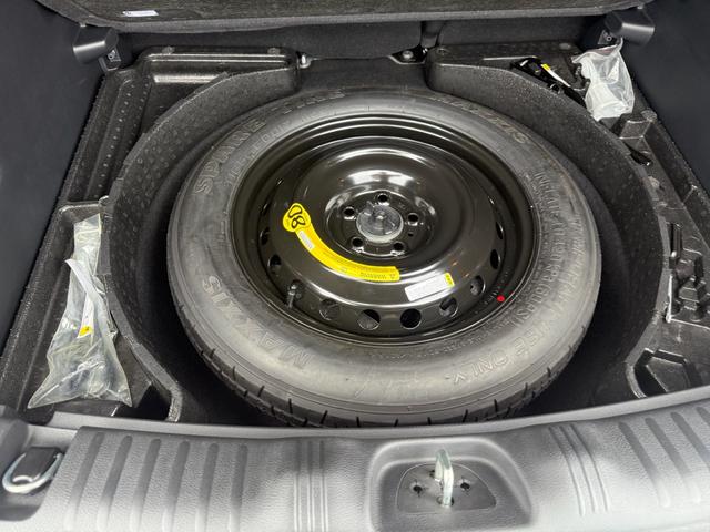 ラゲッジスペース下の収納にはスペアタイヤが保管されておりますので安心です。