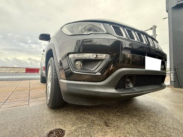 コーナーセンサーが装備されておりますので、コーナー部分に取り付けられたセンサーで障害物との距離を感知し安心です。